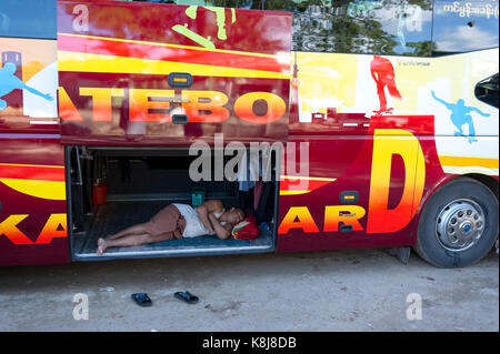 Myanmar (ex Birmania). Kyaiktiyo. Lo stato di riposo Lunedi, in attesa per la partenza Foto Stock