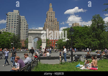 New York, NY, Stati Uniti d'America - 1 Giugno 2017: turisti e New York locali godono di una giornata di sole in Washington Square Park Foto Stock