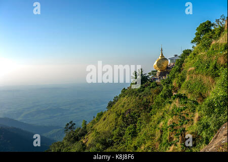 Myanmar (ex Birmania). Kyaiktiyo. Membro Lunedi sito sacro del golden rock Foto Stock