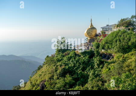 Myanmar (ex Birmania). Kyaiktiyo. Membro Lunedi sito sacro del golden rock Foto Stock