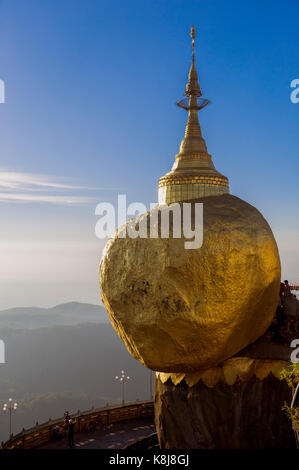 Myanmar (ex Birmania). Kyaiktiyo. Membro Lunedi sito sacro del golden rock Foto Stock