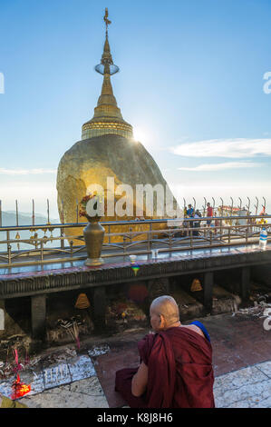 Myanmar (ex Birmania). Kyaiktiyo. Membro Lunedi sito sacro del golden rock Foto Stock