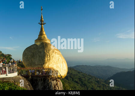 Myanmar (ex Birmania). Kyaiktiyo. Membro Lunedi sito sacro del golden rock Foto Stock