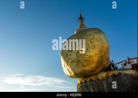 Myanmar (ex Birmania). Kyaiktiyo. Membro Lunedi sito sacro del golden rock Foto Stock