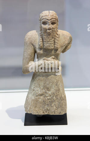 Pregando l'uomo inscritto con il nome Ginak, principe della città-stato di Edina. Circa 2700 a.C. Calcare. Regione di Diyala, Mesopotamia, l'Iraq di oggi. Foto Stock