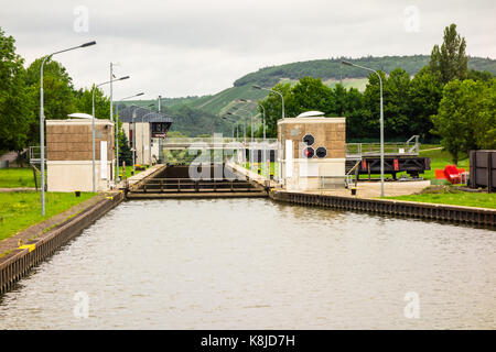 TRIER, Germania - 5° agosto 17: il secondo dispositivo di bloccaggio lungo la Mosella per accogliere la nave ascensori/scende fino a 7,25 m in Detzem. Foto Stock