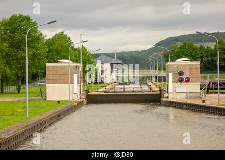 TRIER, Germania - 5° agosto 17: il secondo dispositivo di bloccaggio lungo la Mosella per accogliere la nave ascensori/scende fino a 7,25 m in Detzem. Foto Stock