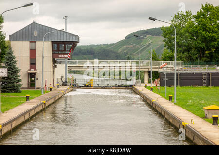 TRIER, Germania - 5° agosto 17: il secondo dispositivo di bloccaggio lungo la Mosella per accogliere la nave ascensori/scende fino a 7,25 m in Detzem. Foto Stock