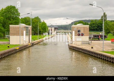 TRIER, Germania - 5° agosto 17: il secondo dispositivo di bloccaggio lungo la Mosella per accogliere la nave ascensori/scende fino a 7,25 m in Detzem. Foto Stock