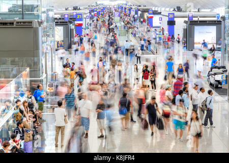 HONG KONG - Luglio 16, 2017: i passeggeri al terminal di partenza di Hong Kong Chek Lap Kok International Airport, la più affollata del mondo cargo e gateway Foto Stock