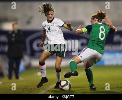 Repubblica di Irlanda's leanne kiernan (sinistra) e in Irlanda del Nord la marissa callaghan durante il FIFA 2019 Coppa del Mondo donne match di qualificazione a mourneview park, lurgan. Foto Stock