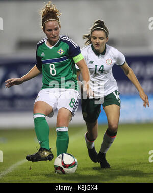 In Irlanda del nord la marissa callaghan (sinistra) e Repubblica di Irlanda's leanne kiernan durante il FIFA 2019 Coppa del Mondo donne match di qualificazione a mourneview park, lurgan. Foto Stock