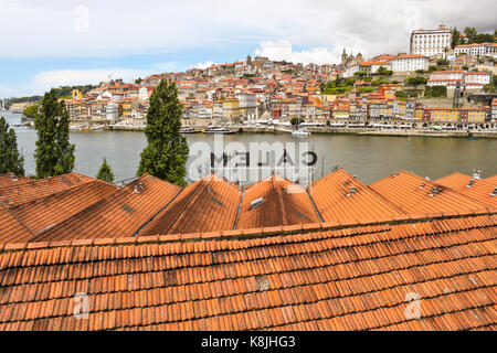 Porto, Portogallo - 20 maggio 2012: vista del porto e del fiume Douro su tetti di tegole di cantine. Foto Stock