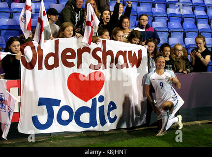 L'Inghilterra del jodie taylor pone con ventole dopo la fifa 2019 Coppa del Mondo donne match di qualificazione a prenton park, birkenhead. Foto Stock