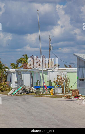 Goodland florida dopo l uragano irma colpito mostra danni e sofferenze. un piccolo villaggio di pescatori sulla costa sud ovest della Florida appena a sud di Napoli e Marco island, hanno preso un colpo diretto dall uragano irma come l'occhio passata su di loro quando si ha colpito gli Stati Uniti continentali dopo aver Florida keys. Foto Stock