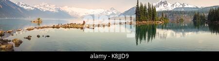 Paesaggio panoramico Garibaldi Lake Coast Mountains British Columbia Canada con il lontano Glacier Skyline oscurato dalla foschia dal fumo degli incendi estivi Foto Stock