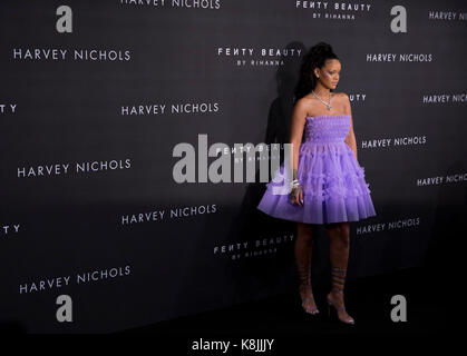 Rihanna arriva al fenty bellezza da rihanna launch party ad Harvey Nichols, Knightsbridge, Londra, Foto Stock