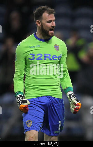 Leeds United portiere andy lonergan celebra il salvataggio da burnley james tarkowski in pena shootout durante il carabao Cup, terzo round corrispondono a Turf Moor, Burnley. Foto Stock