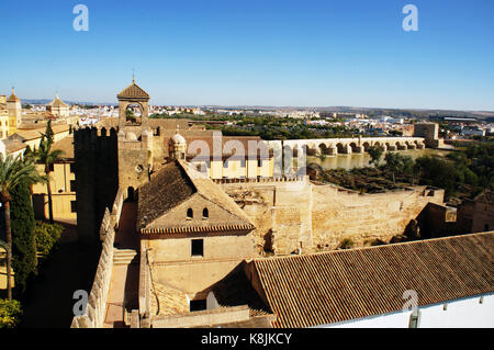 I tetti e patio di Alcazar dei Monarchi Cristiani a Cordova, Spagna con ponte su Gwadalkiwir Foto Stock