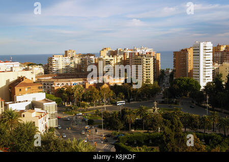 Vista su arena (plaza de toros de la Malagueta) e del porto di Malaga, in Spagna da Castillo de Gibralfaro Foto Stock