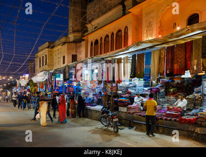 Pushkar, India - circa novembre 2016: brahma tempio rd in pushkar durante il cammello di Pushkar fair. Foto Stock