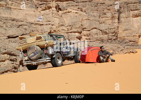 Jeep nel deserto del Sahara Foto Stock