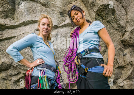Un ritratto di due donne arrampicatori pronti per andare scalata, il Washington State Cascades, STATI UNITI D'AMERICA Foto Stock