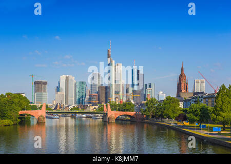Francoforte skyline della città al quartiere degli affari, Francoforte, Germania Foto Stock