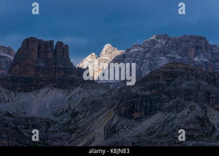 Crodon di San candido, con torre de toblin e del sasso di sesto nella parte anteriore Foto Stock