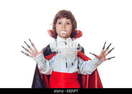 Ragazzo in scary halloween costumi isolato su bianco. dracula. Foto Stock