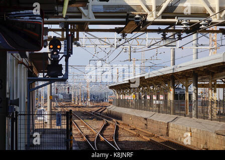 Tokyo, Giappone - 25 Dic, 2015. piattaforma con le vie A hachiōji stazione ferroviaria a Tokyo in Giappone. le ferrovie sono il più importante mezzo di passeggeri tran Foto Stock