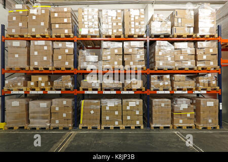 Scatole con merci a ripiani in magazzino Foto Stock