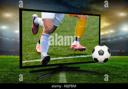 La visione di smart tv traduzione del gioco di calcio. Foto Stock