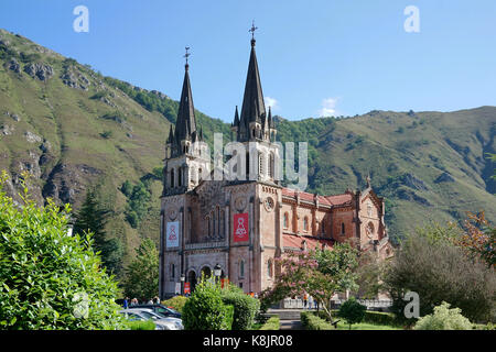 Basílica de Santa María la Real de Covadonga e grotta santa con la Vergine di covadonga Asturias Spagna Picos de Europa Foto Stock