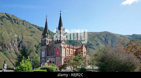 Basílica de Santa María la Real de Covadonga e grotta santa con la Vergine di covadonga Asturias Spagna Picos de Europa Foto Stock