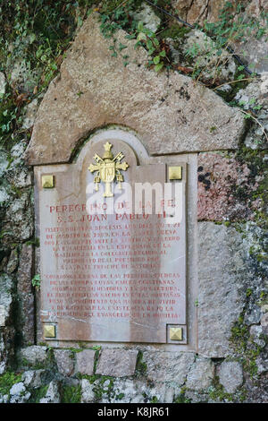 Peregrino de la Fe vicino alla Basílica de Santa María la Real de Covadonga e grotta santa con la Vergine di covadonga Asturias Spagna Picos de Europa Foto Stock