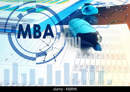 Abbreviazione MBA (Master in business administration) su un contesto finanziario. Foto Stock