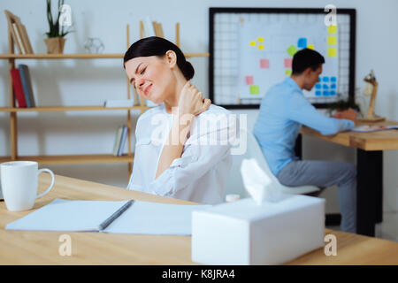 Stanco lavoratore di ufficio il massaggio al collo Foto Stock