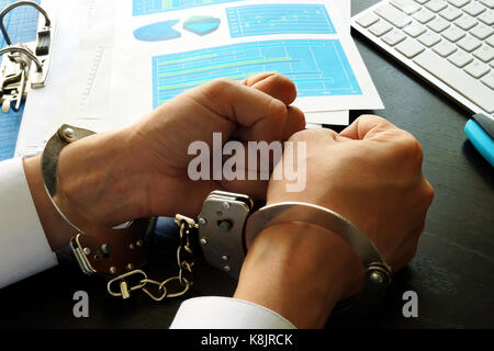 White Collar Crime concetto. imprenditore in manette. Foto Stock