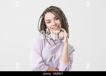 Donna sorridente con sorriso perfetto e denti bianchi. I suoi capelli realizzato Foto Stock