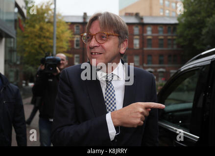 Il Parlamento europeo è capo negoziatore brexit, Guy Verhofstadt sulla ormeau avenue a Belfast all'inizio di una due giorni di missione. Foto Stock