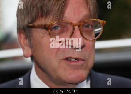 Il Parlamento europeo è capo negoziatore brexit, Guy Verhofstadt sulla ormeau avenue a Belfast all'inizio di una due giorni di missione. Foto Stock