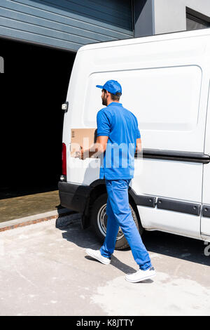 Uomo di consegna con box Foto Stock