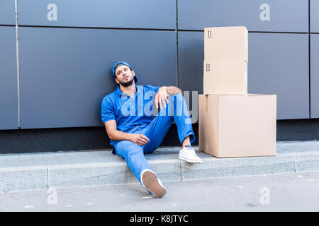 Esaurito l'uomo di consegna Foto Stock