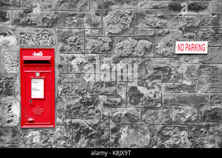 Tradizionale rosso inglese postbox montato su una parete in st Andrews, Scozia. uk. Foto Stock