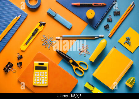 Composizione di forniture scolastiche Foto Stock