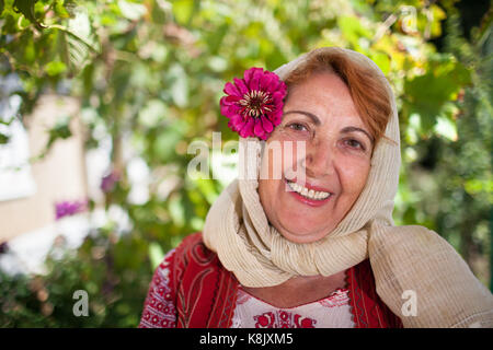 Ritratto di un sorridente rumeno donna senior nei tradizionali costumi folk. Foto Stock