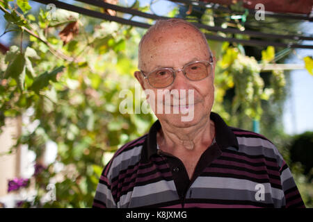 Senior man over 80, ritratto in esterni. Foto Stock