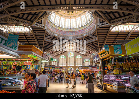 Valencia Spagna mercato, vista interna del Mercado Central - Mercato Centrale - con il suo grand modernista di vetro e ferro-beam tetto, Valencia. Foto Stock