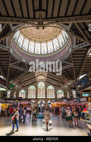 Mercato di Valencia in Spagna, in vista interna del Mercado Central - Mercato Centrale - con il suo grand modernista di vetro e ferro-beam tetto, Valencia. Foto Stock